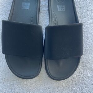 Lululemon slides